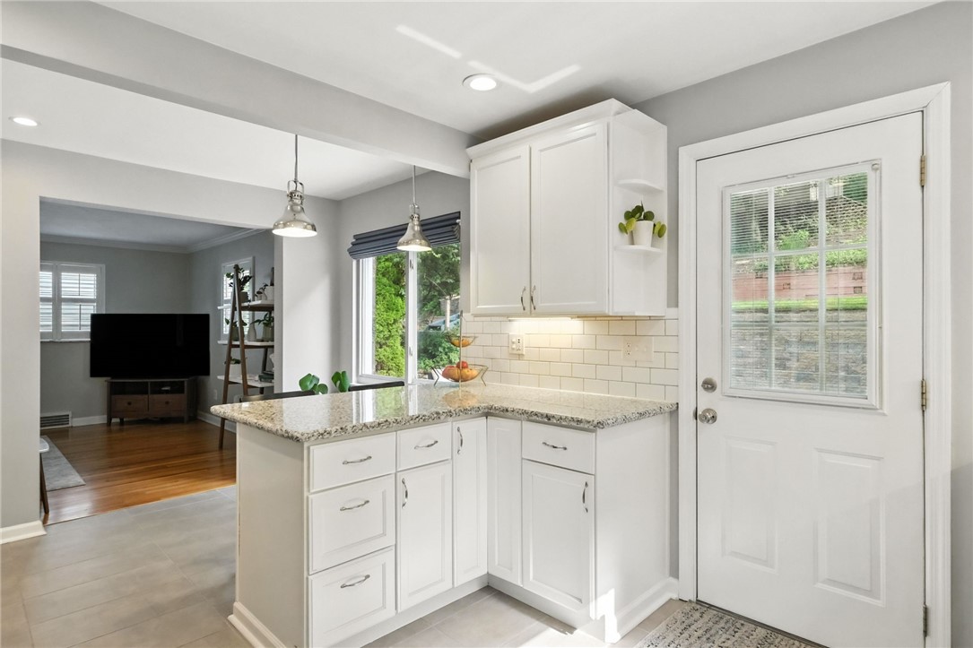 886 N Meadowcroft Ave