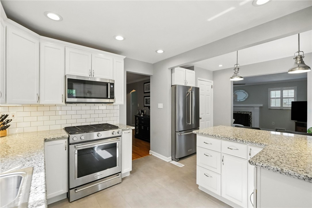 886 N Meadowcroft Ave