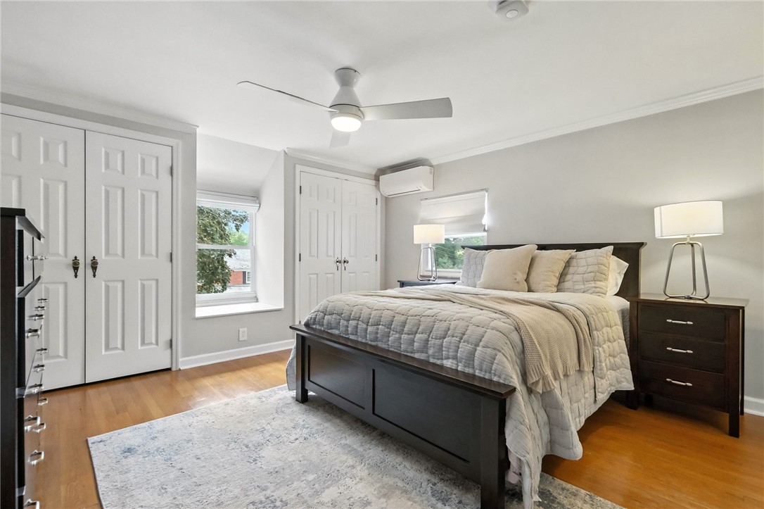 886 N Meadowcroft Ave