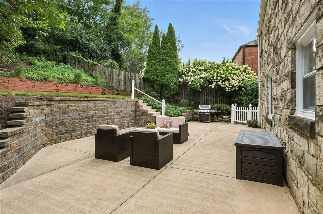 886 N Meadowcroft Ave