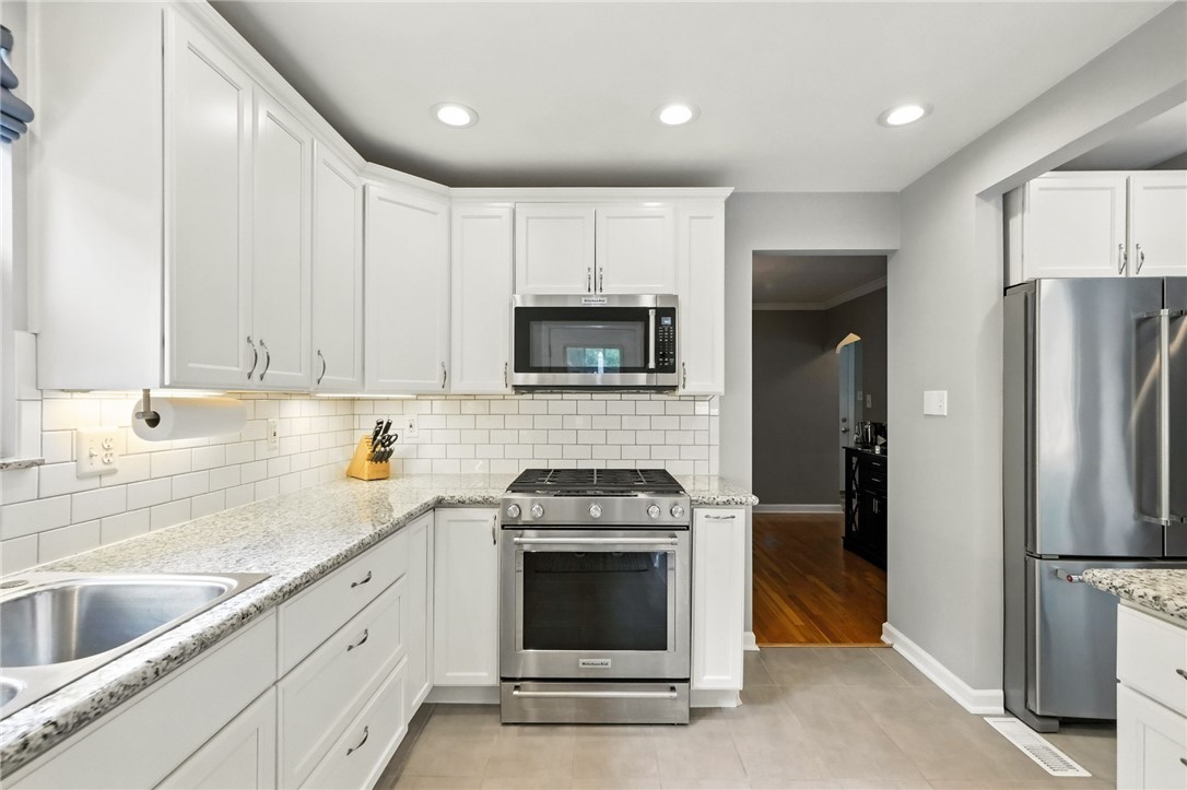 886 N Meadowcroft Ave