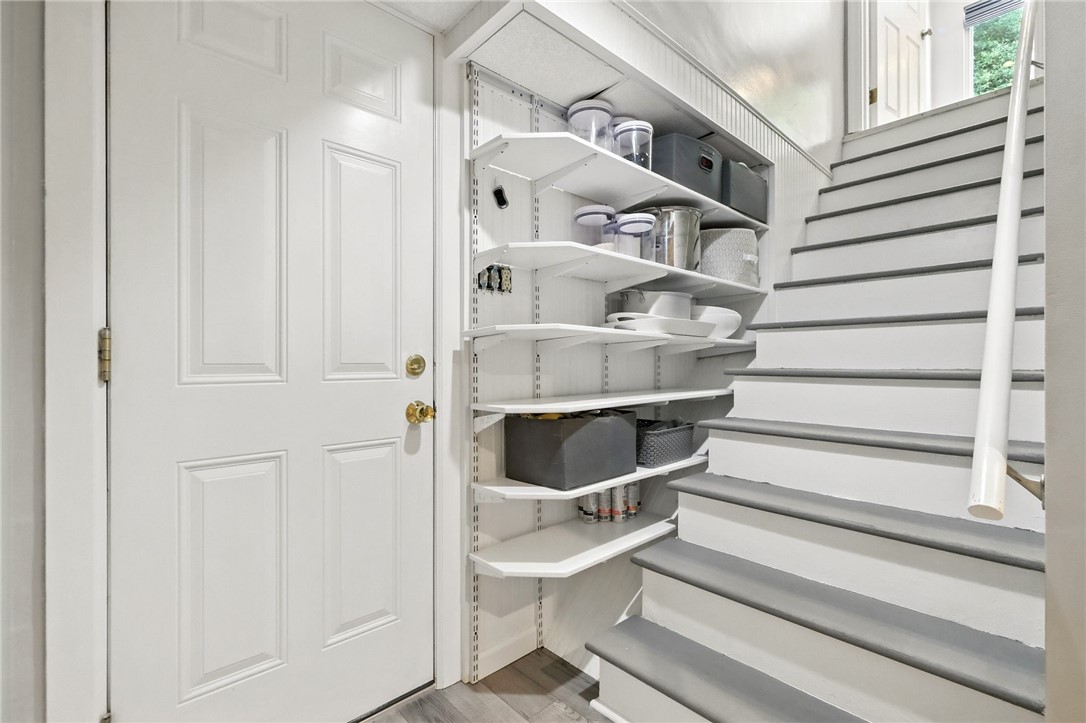 886 N Meadowcroft Ave