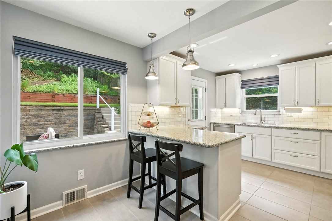 886 N Meadowcroft Ave