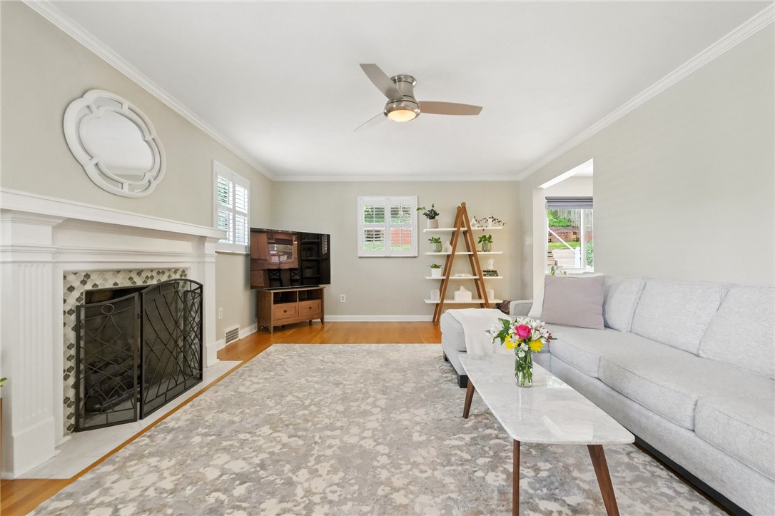 886 N Meadowcroft Ave