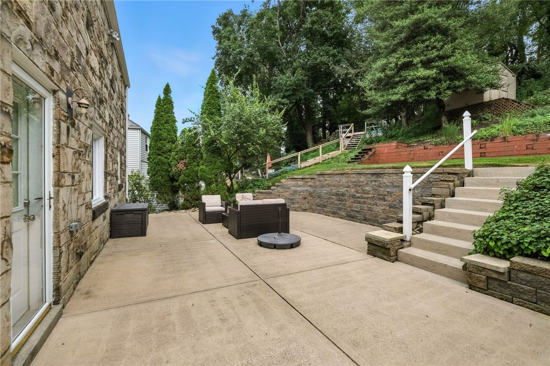 886 N Meadowcroft Ave