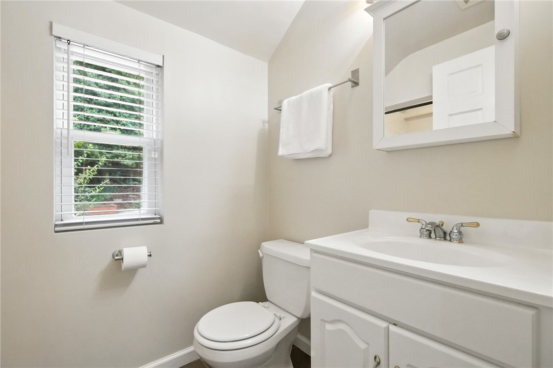 886 N Meadowcroft Ave