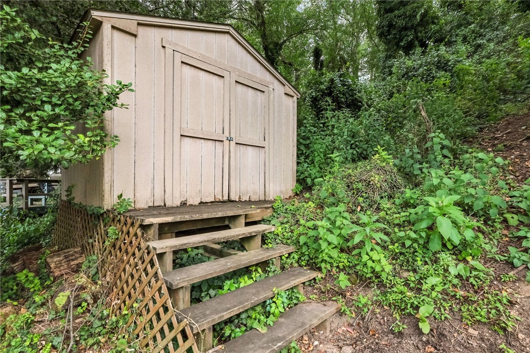 886 N Meadowcroft Ave