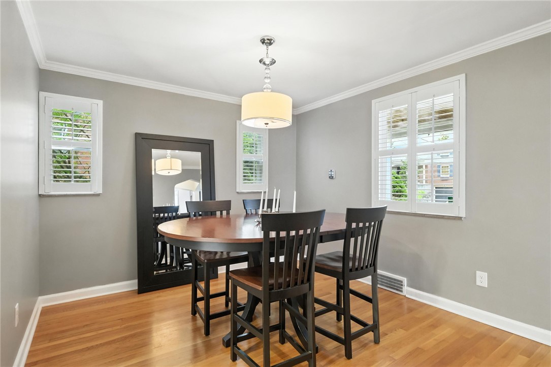 886 N Meadowcroft Ave