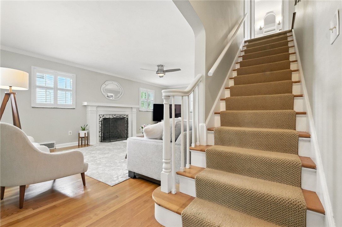 886 N Meadowcroft Ave