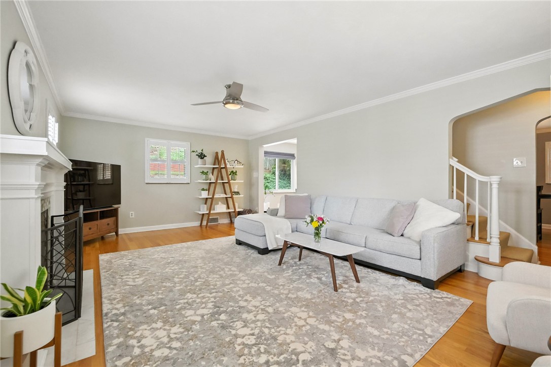 886 N Meadowcroft Ave