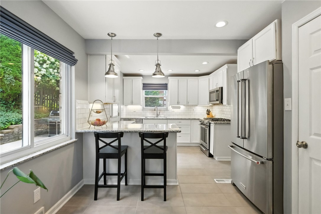 886 N Meadowcroft Ave