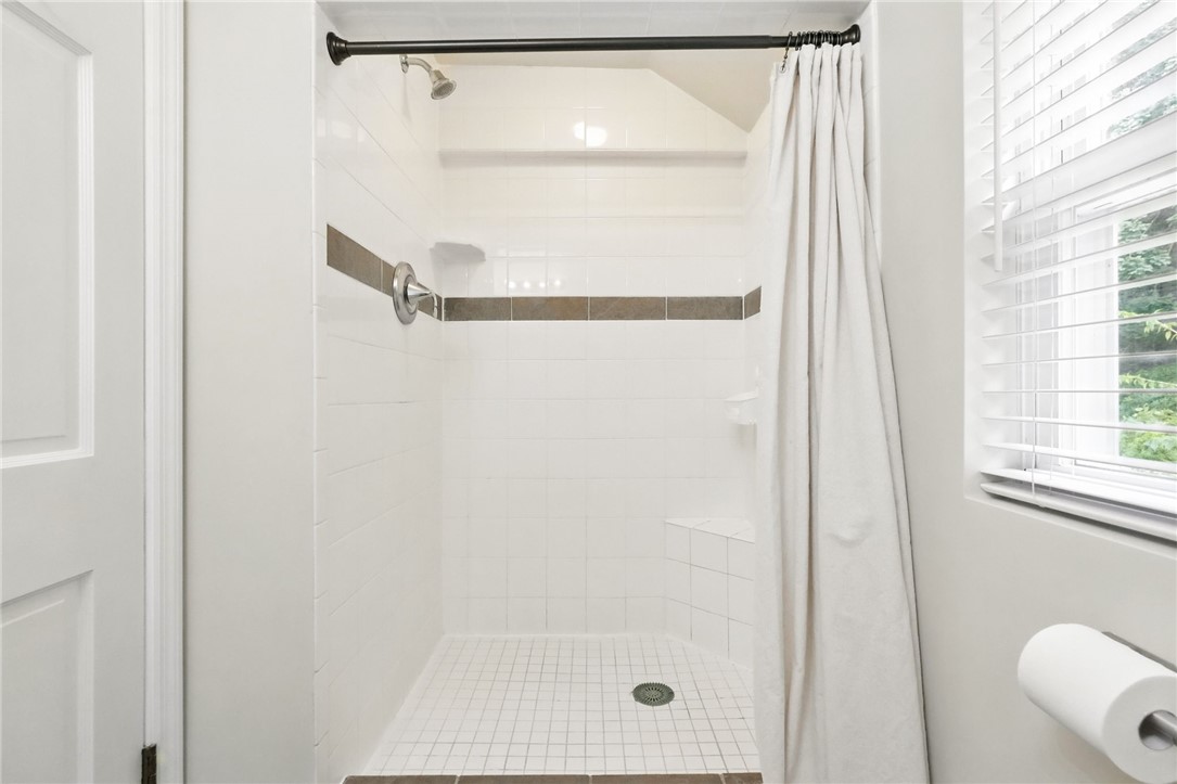 886 N Meadowcroft Ave