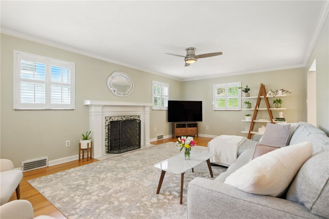 886 N Meadowcroft Ave