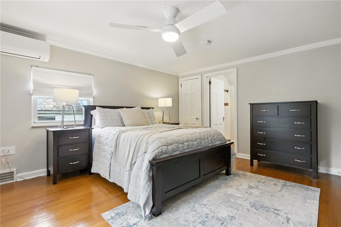 886 N Meadowcroft Ave