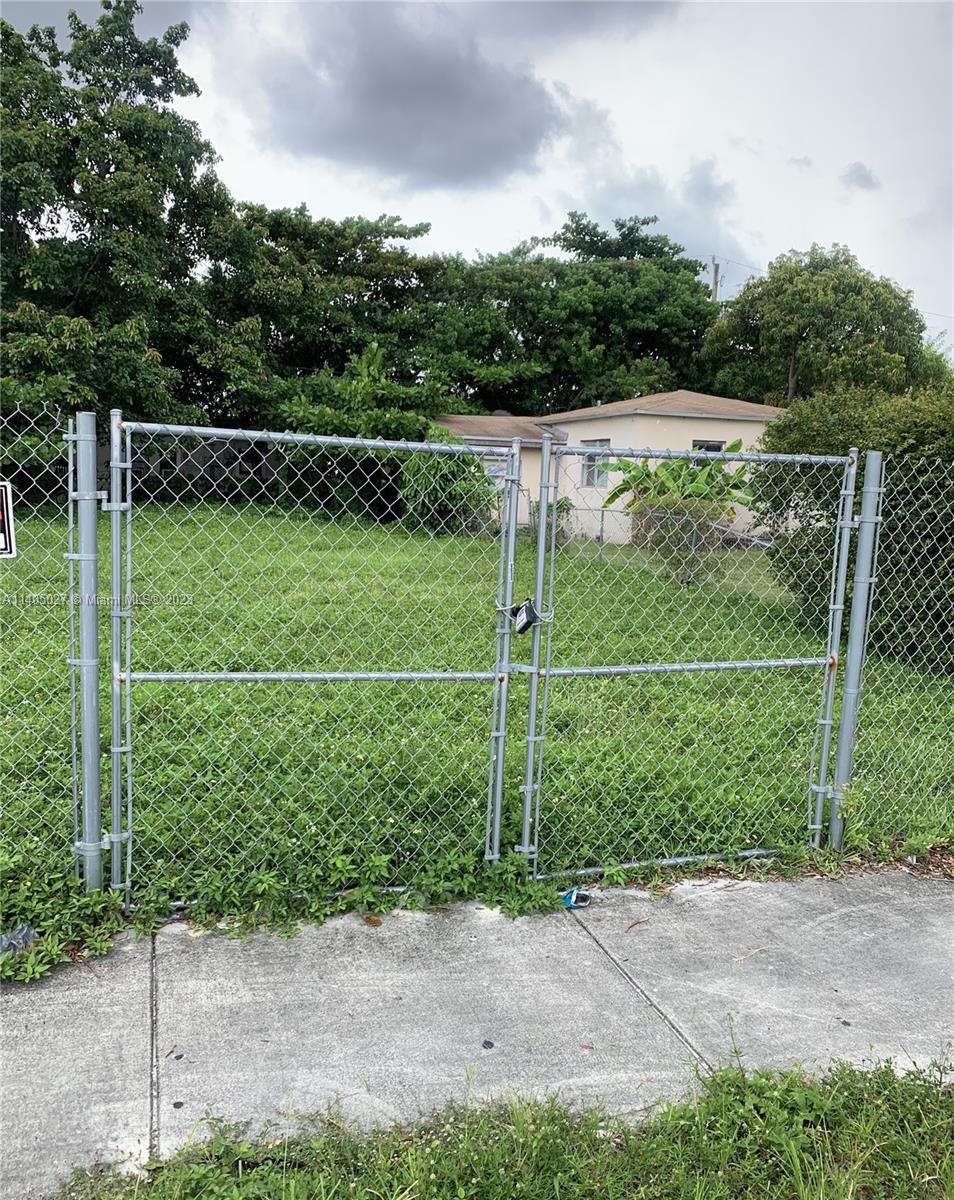 1818 NW 49th St