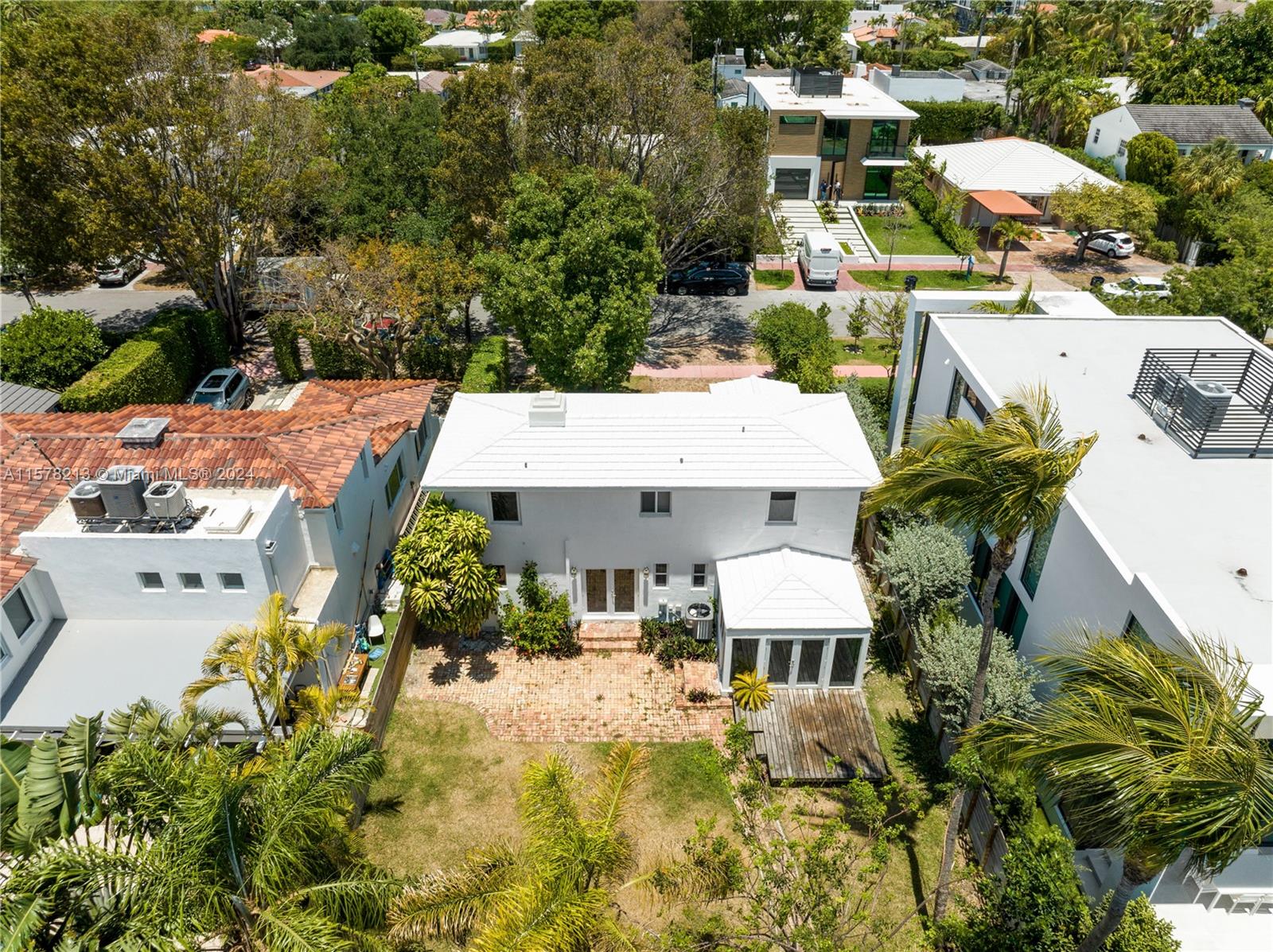 550 W 49th St