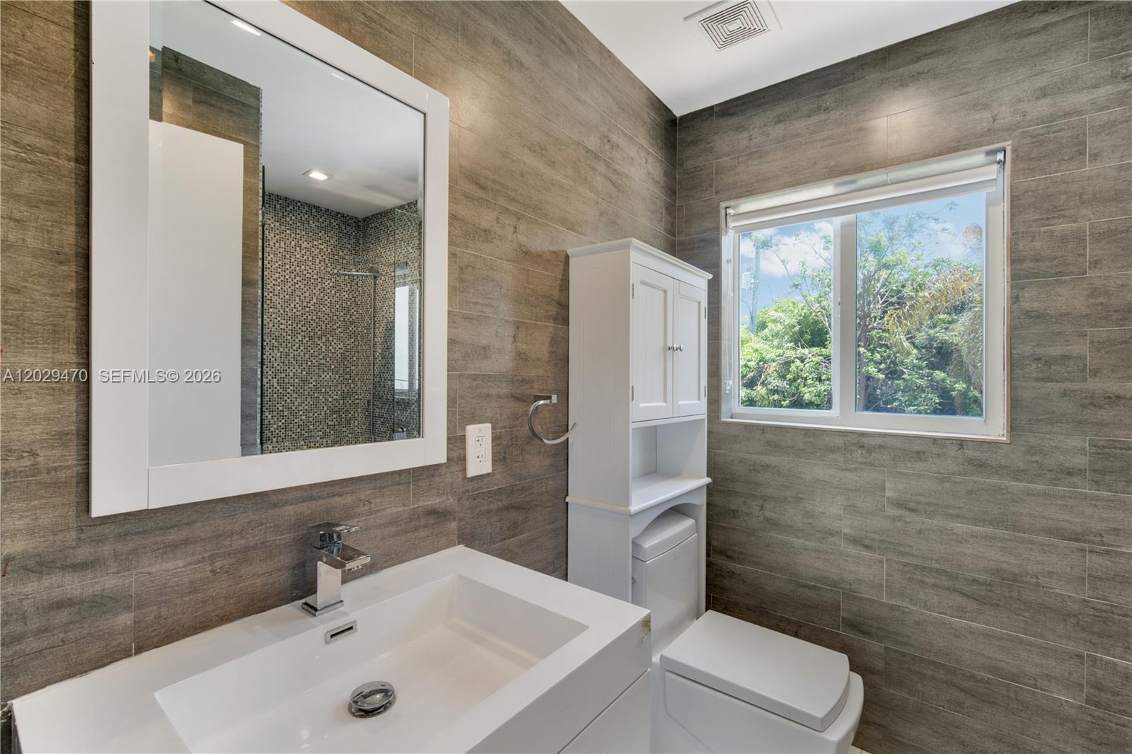 550 W 49th St