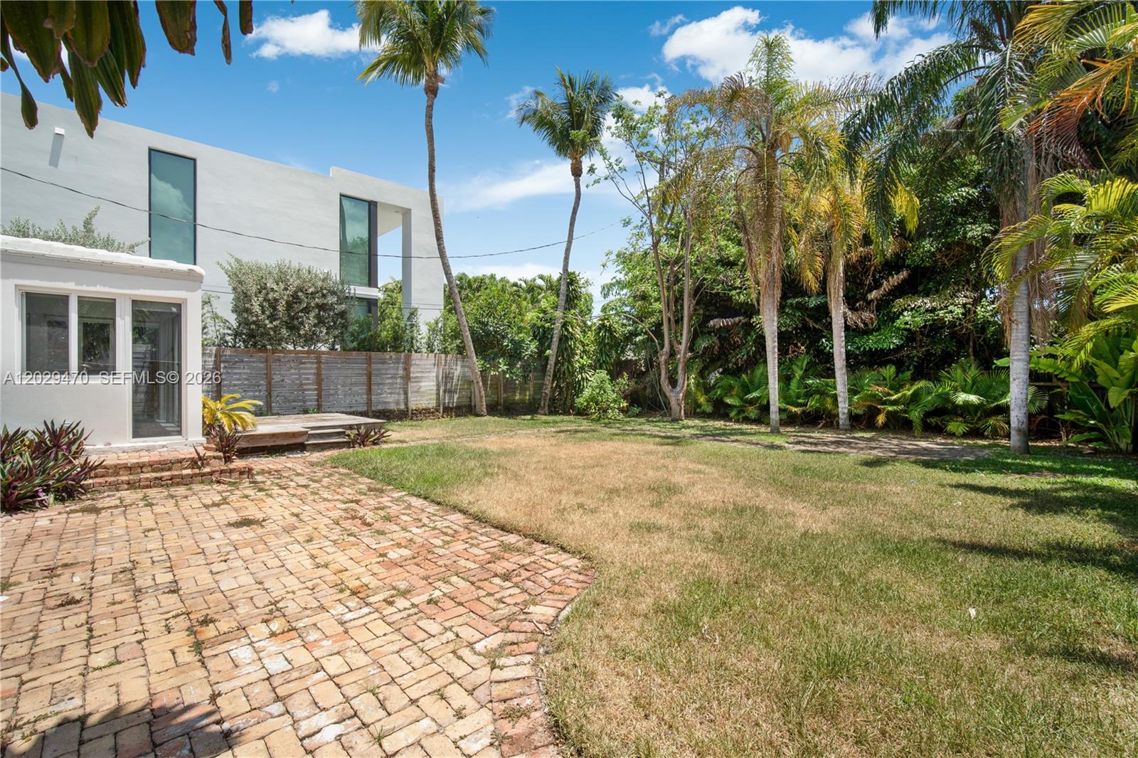 550 W 49th St