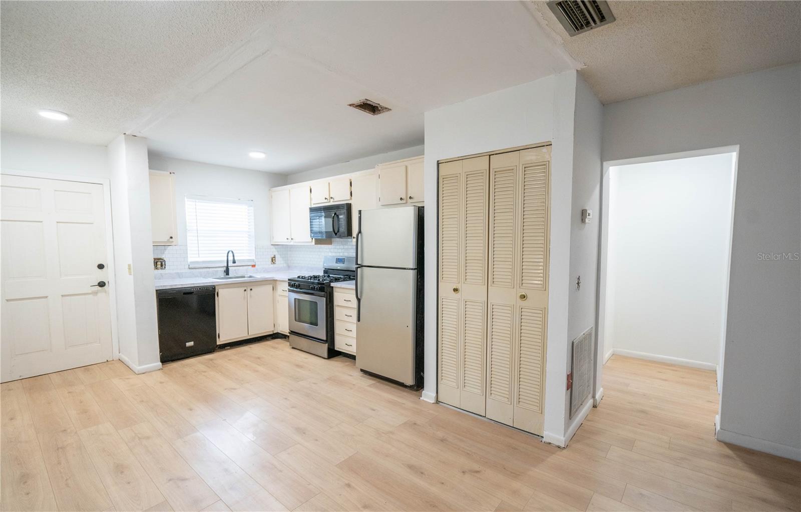 100 EL CAMINO DR #102