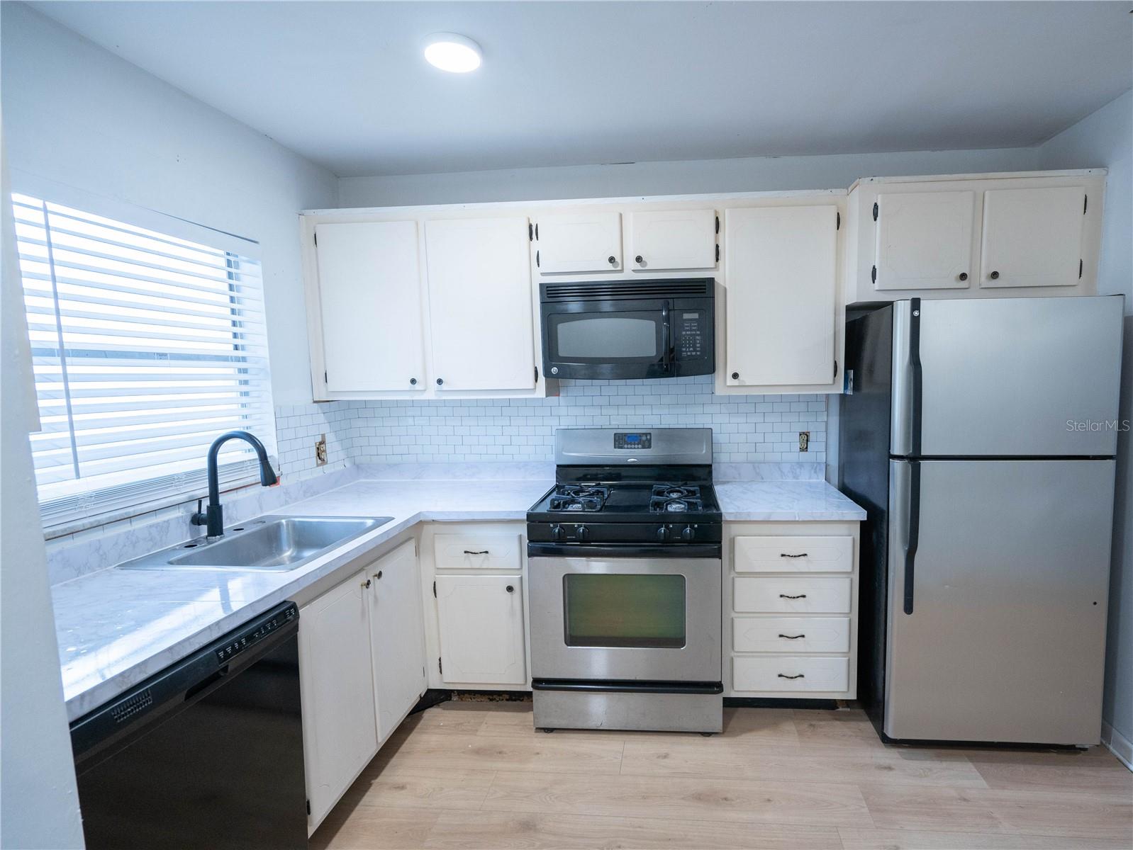 100 EL CAMINO DR #102