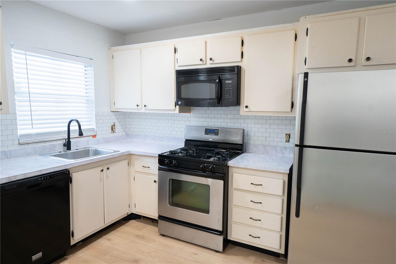 100 EL CAMINO DR #102