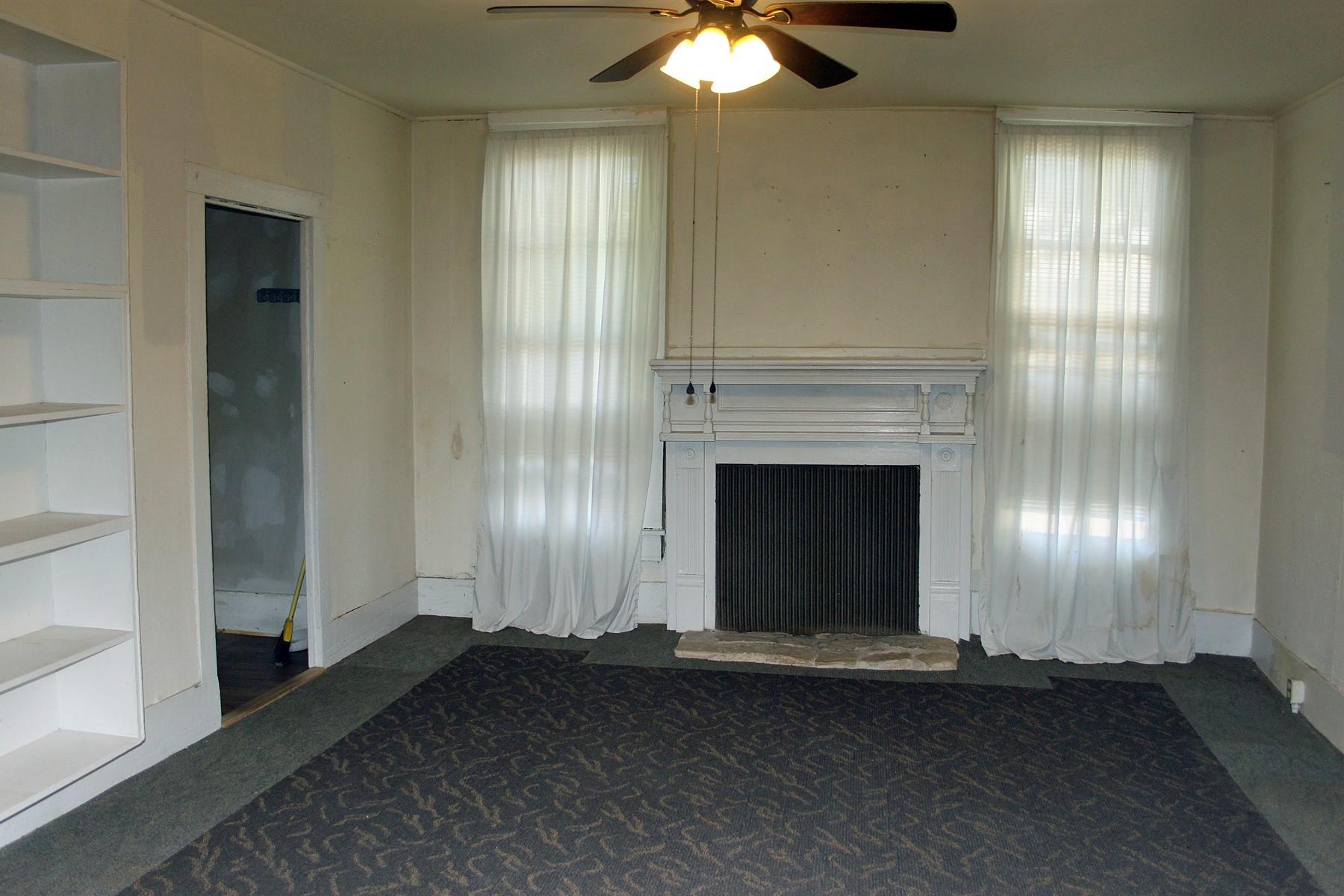 711 S Commerce ST
