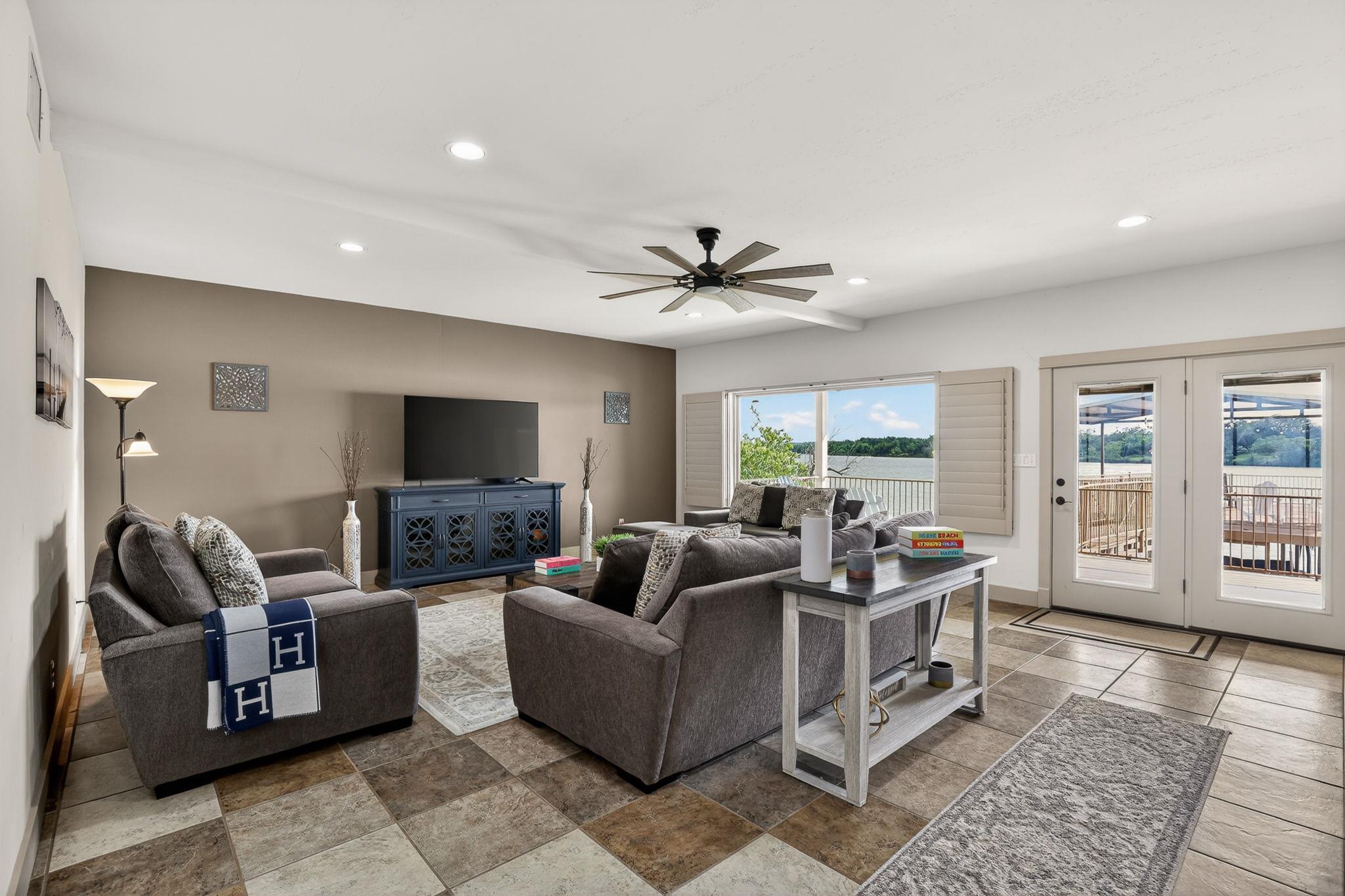 1002 Scenic LOOP