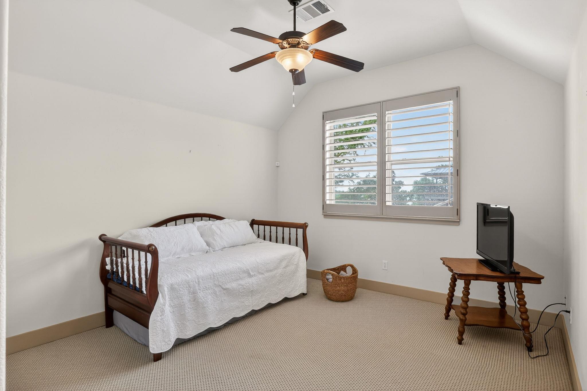 1002 Scenic LOOP