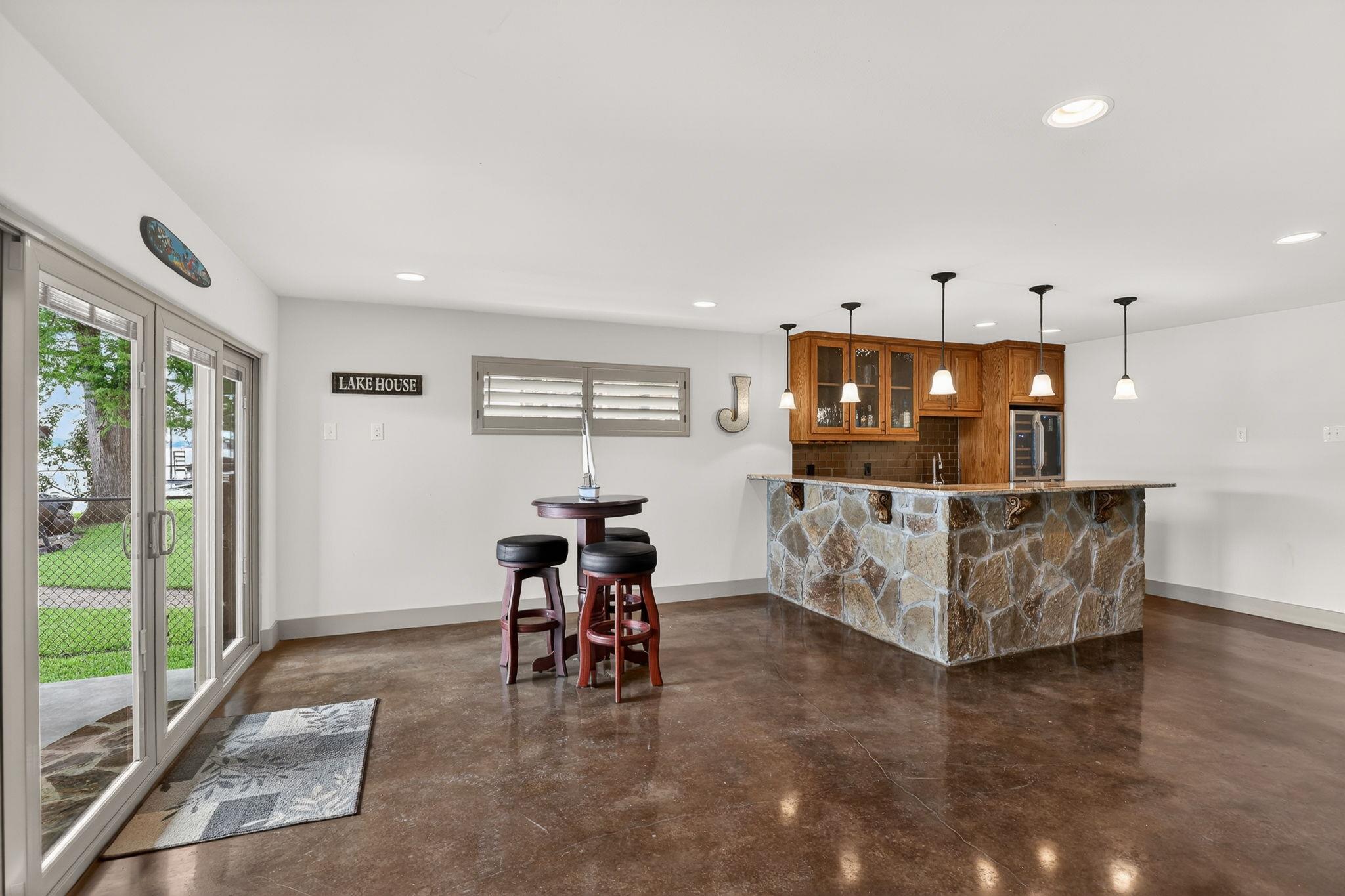 1002 Scenic LOOP