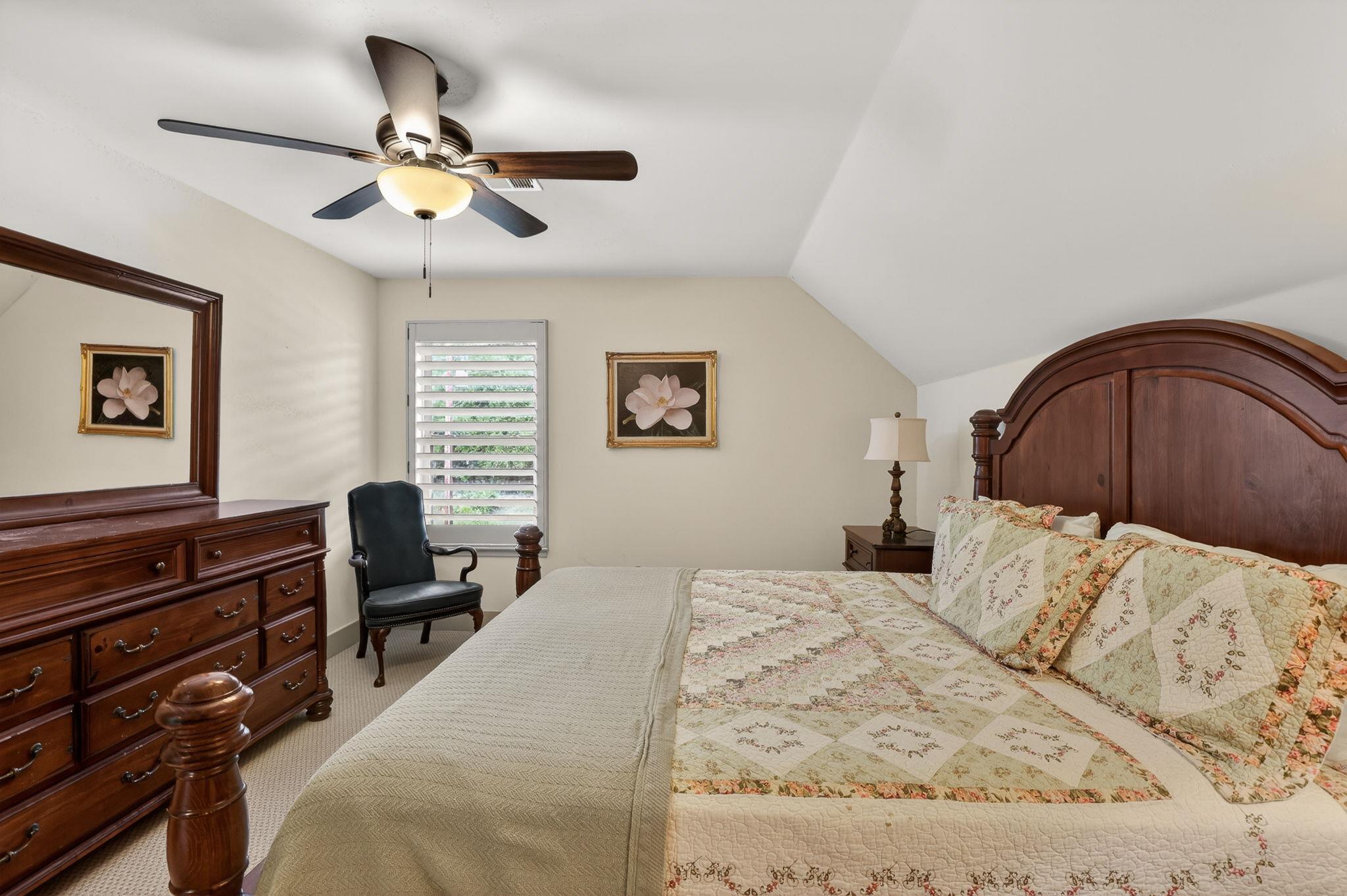 1002 Scenic LOOP