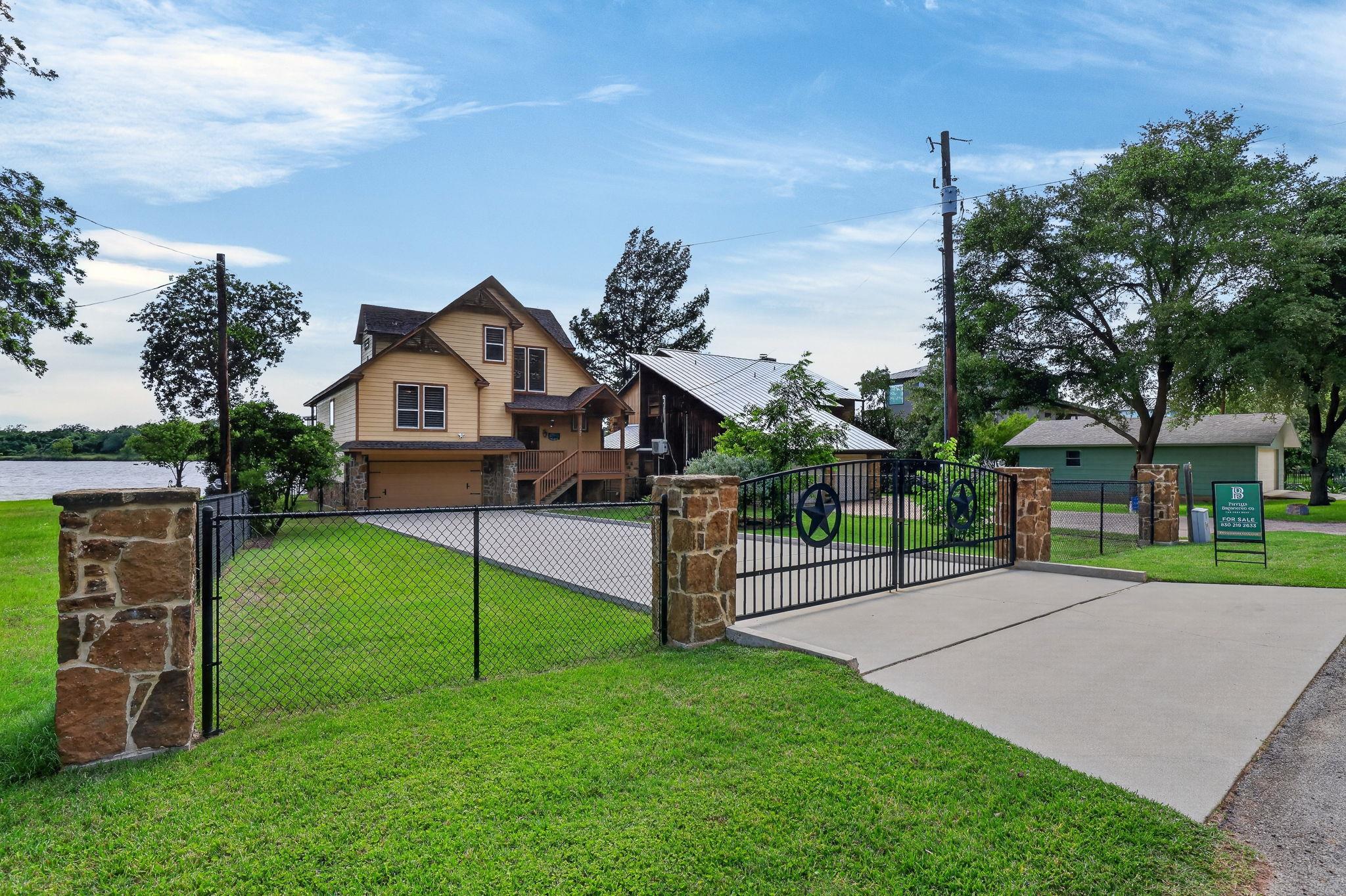 1002 Scenic LOOP