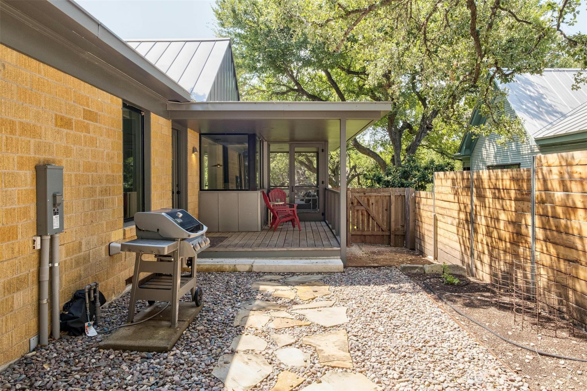 1503 Alameda DR