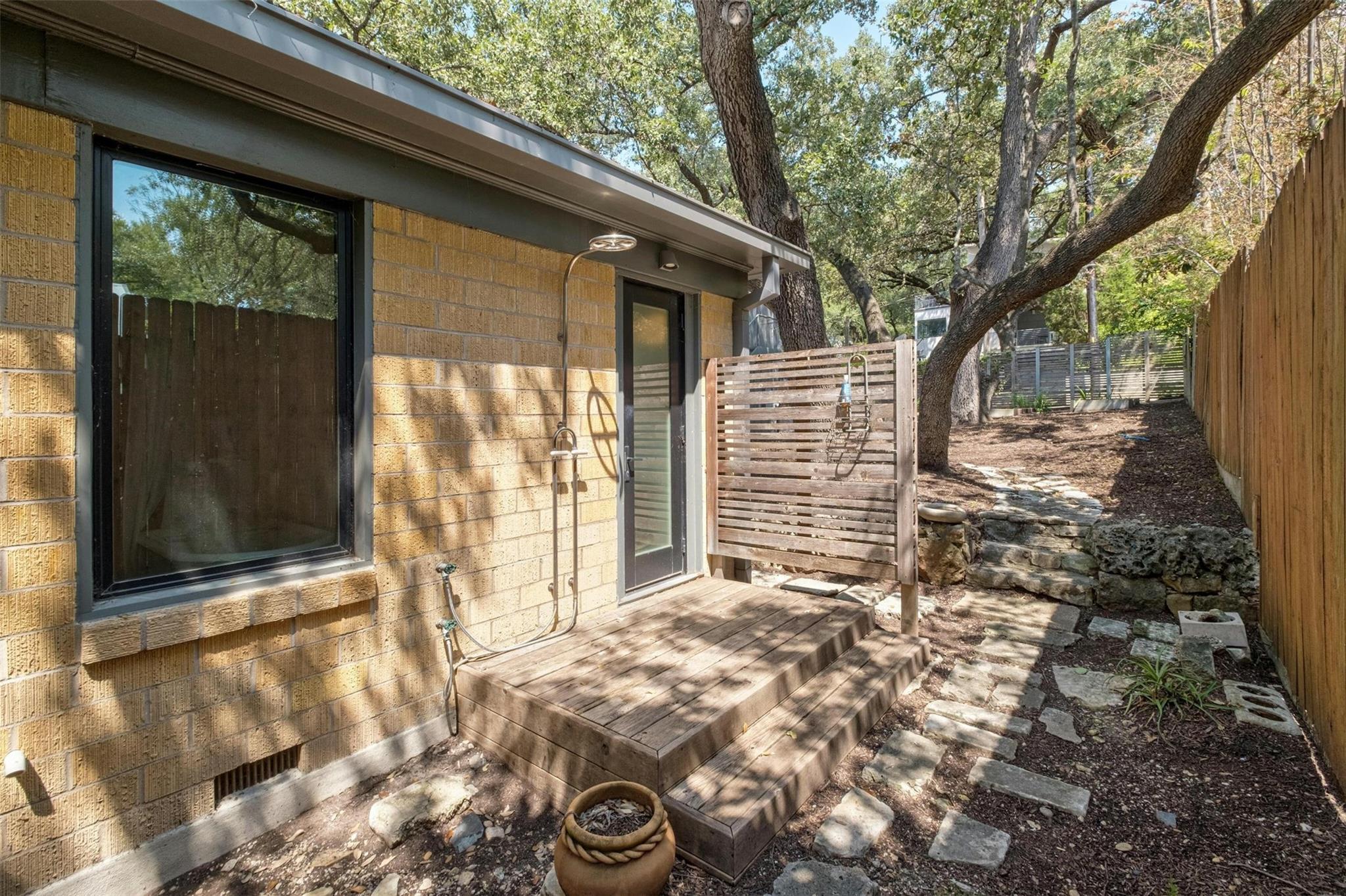 1503 Alameda DR