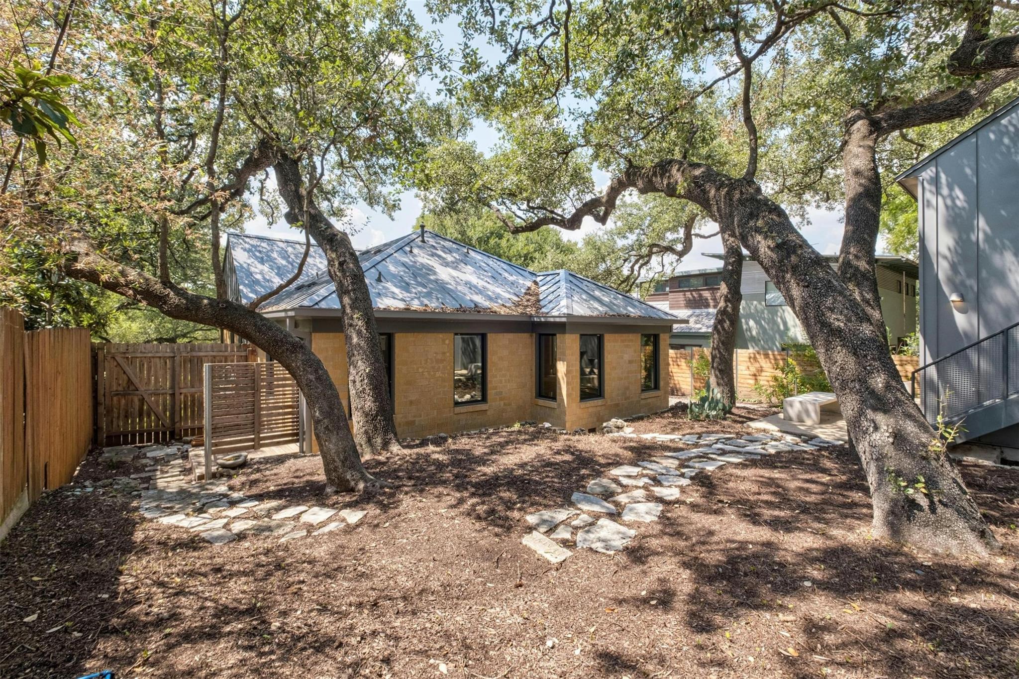 1503 Alameda DR