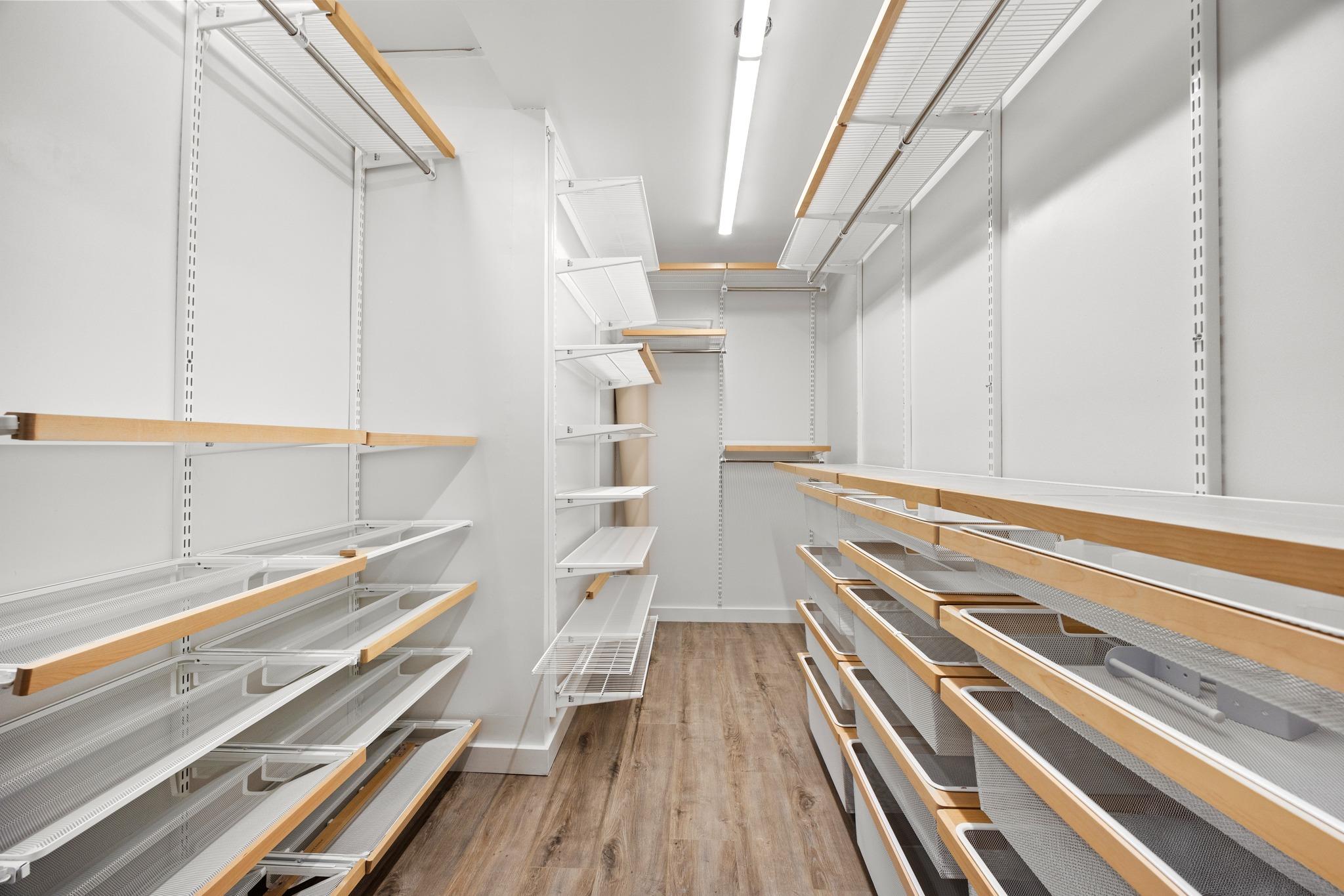 2714 E 2nd ST