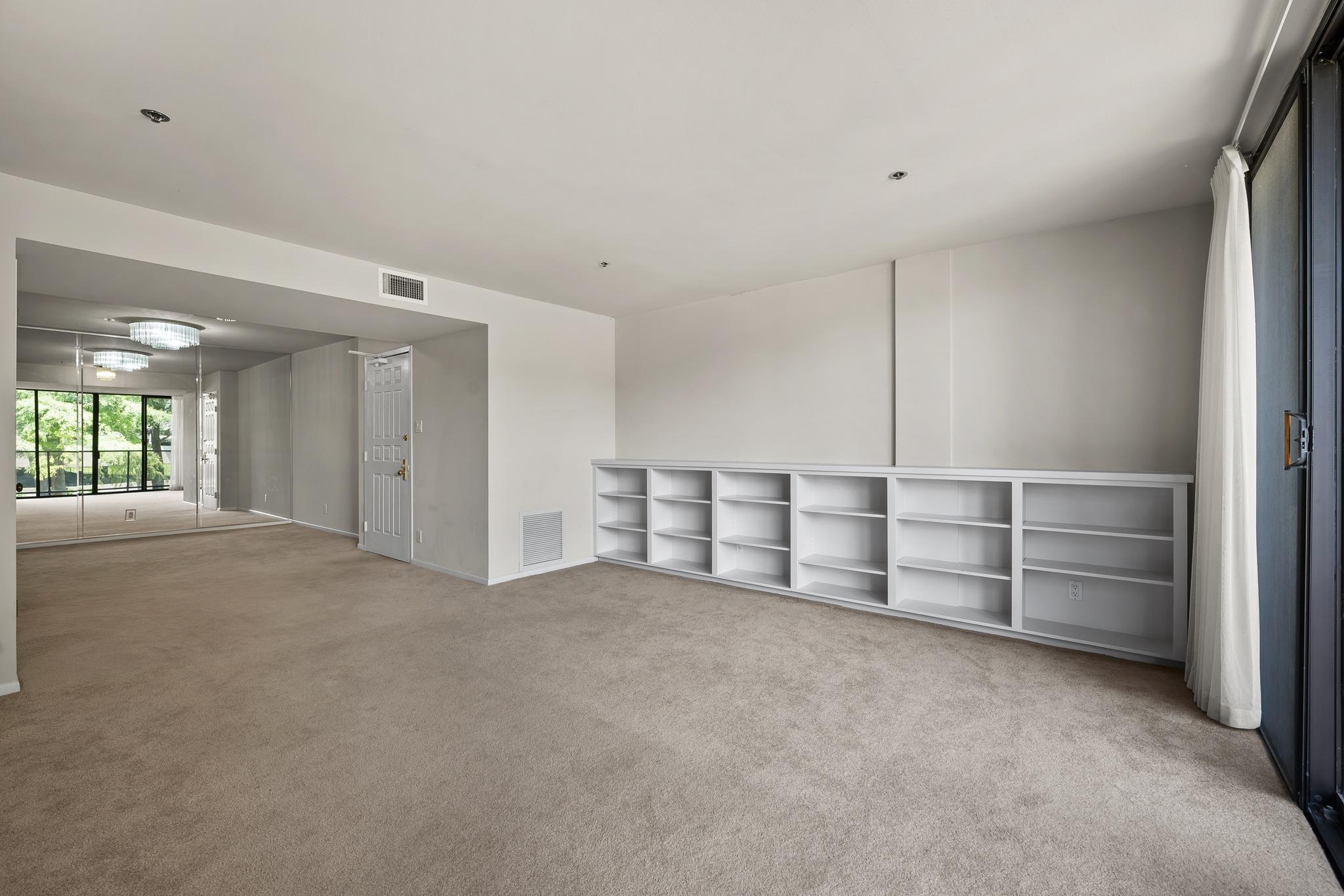 40 N Interstate 35 Unit: 2A2