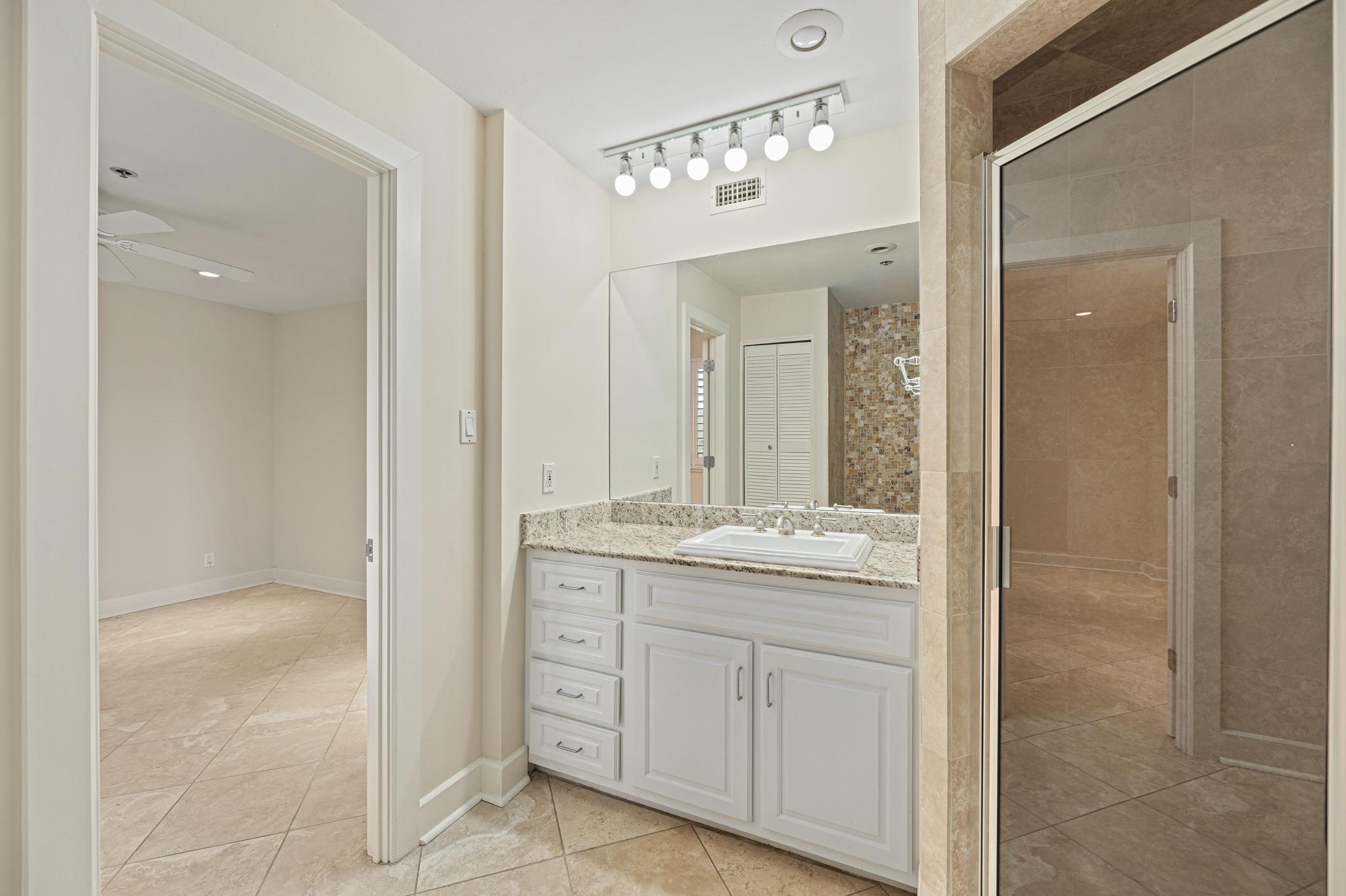40 N Interstate 35 Highway Unit: 5A1