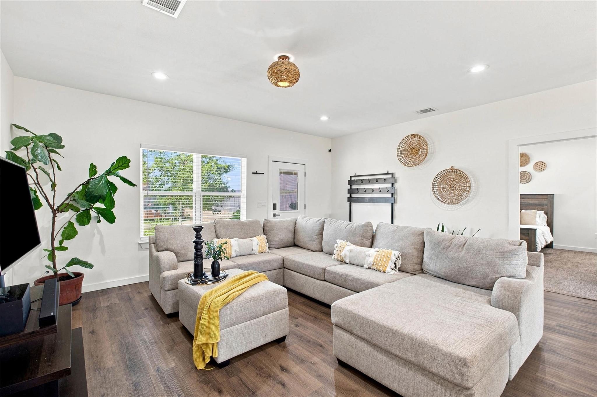 123 Escondido DR