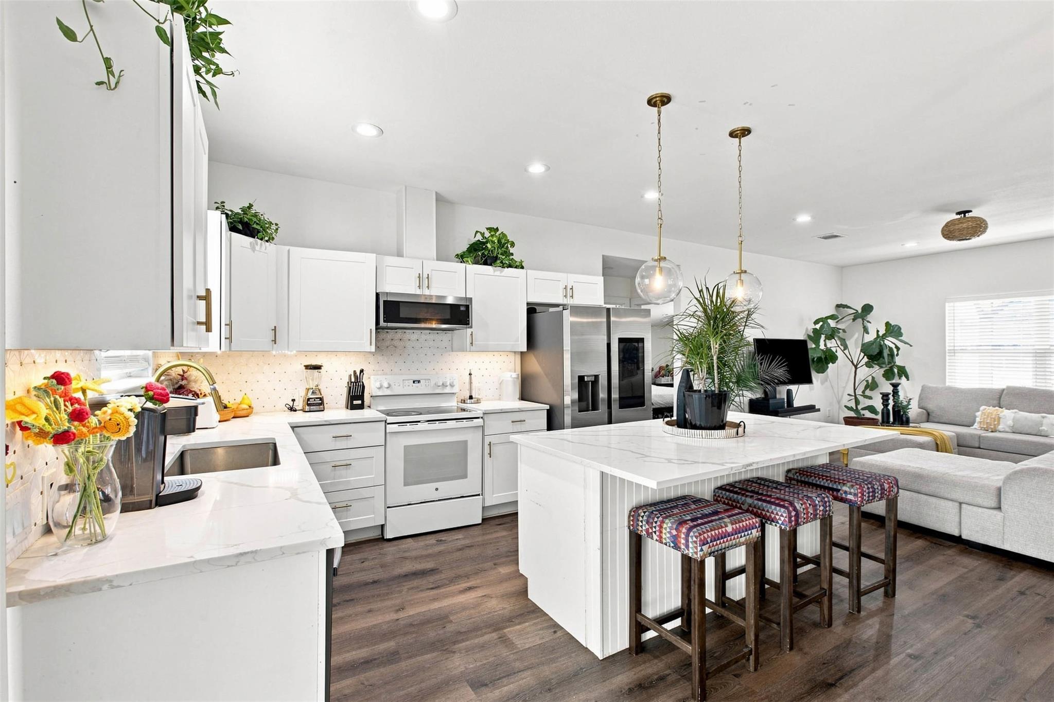 123 Escondido DR