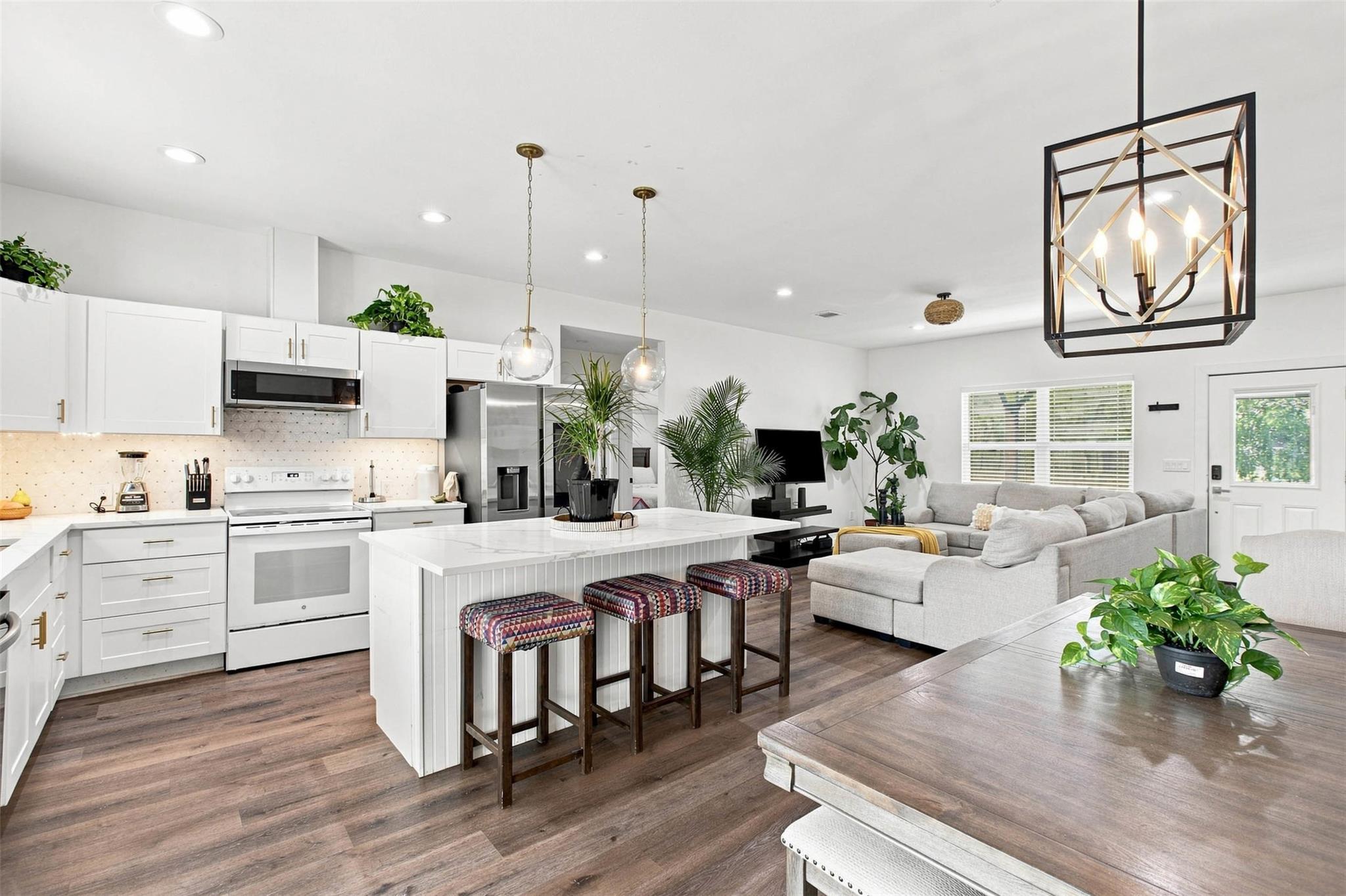 123 Escondido DR