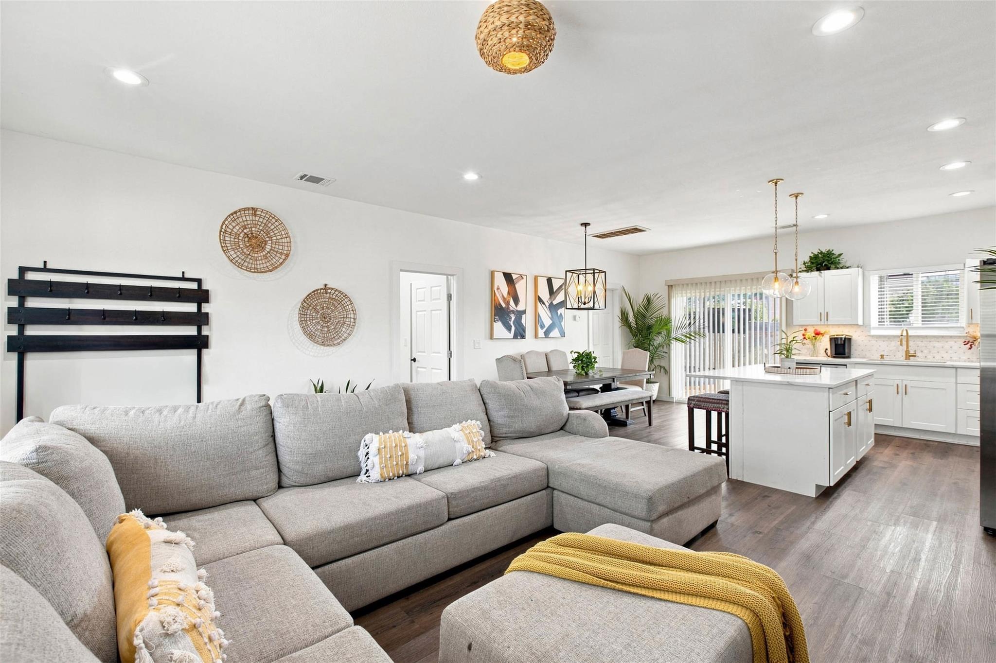 123 Escondido DR