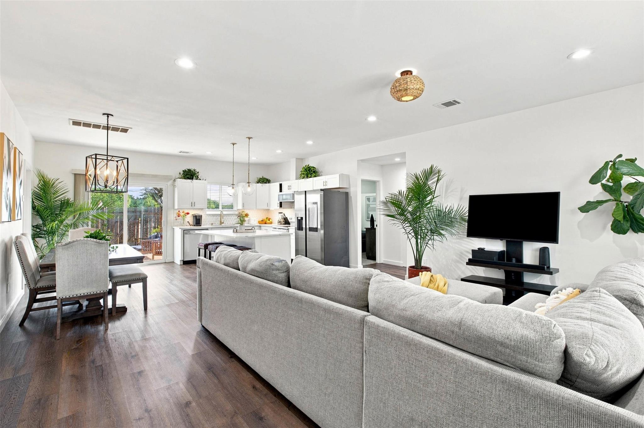 123 Escondido DR