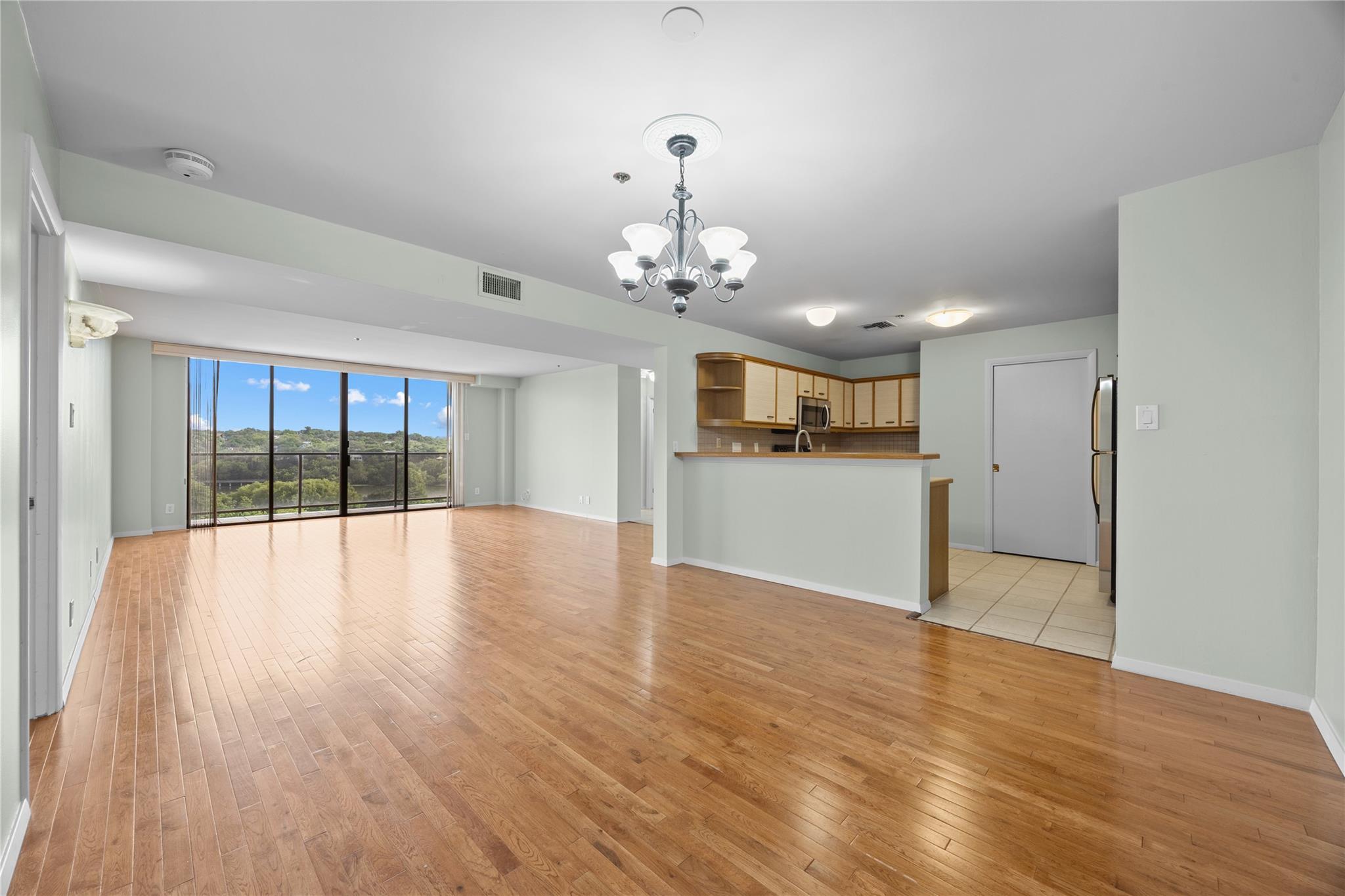 40 N Interstate 35 Highway Unit: 8C4