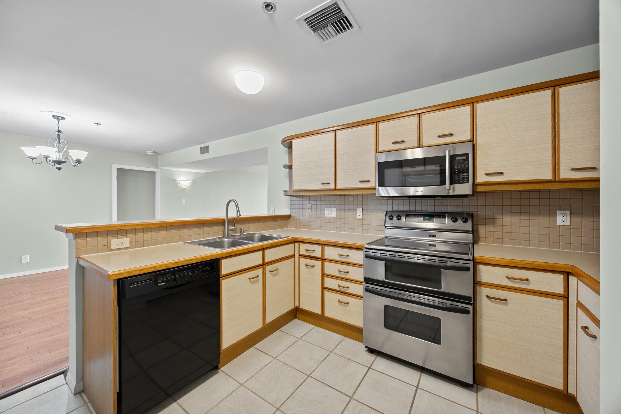 40 N Interstate 35 Highway Unit: 8C4