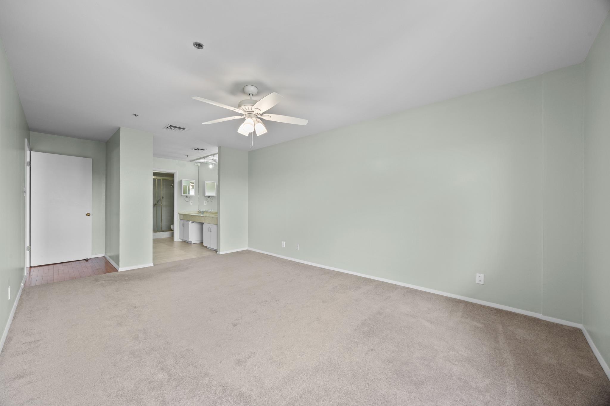40 N Interstate 35 Highway Unit: 8C4