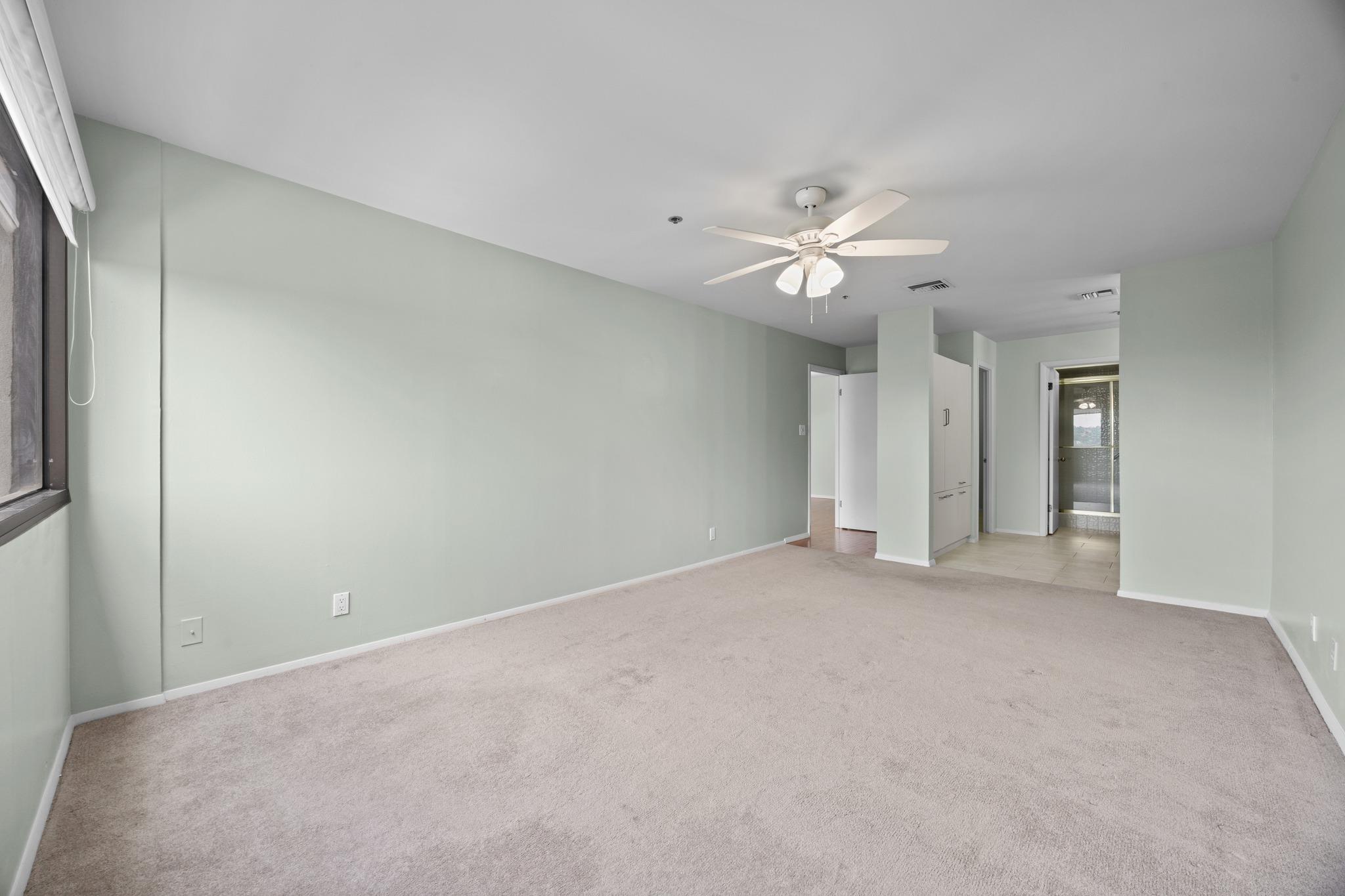 40 N Interstate 35 Highway Unit: 8C4