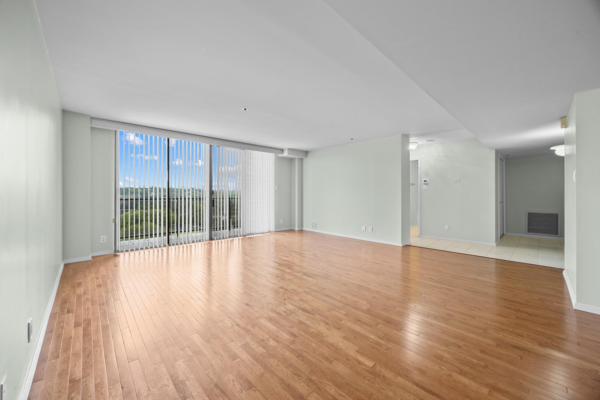40 N Interstate 35 Highway Unit: 8C4