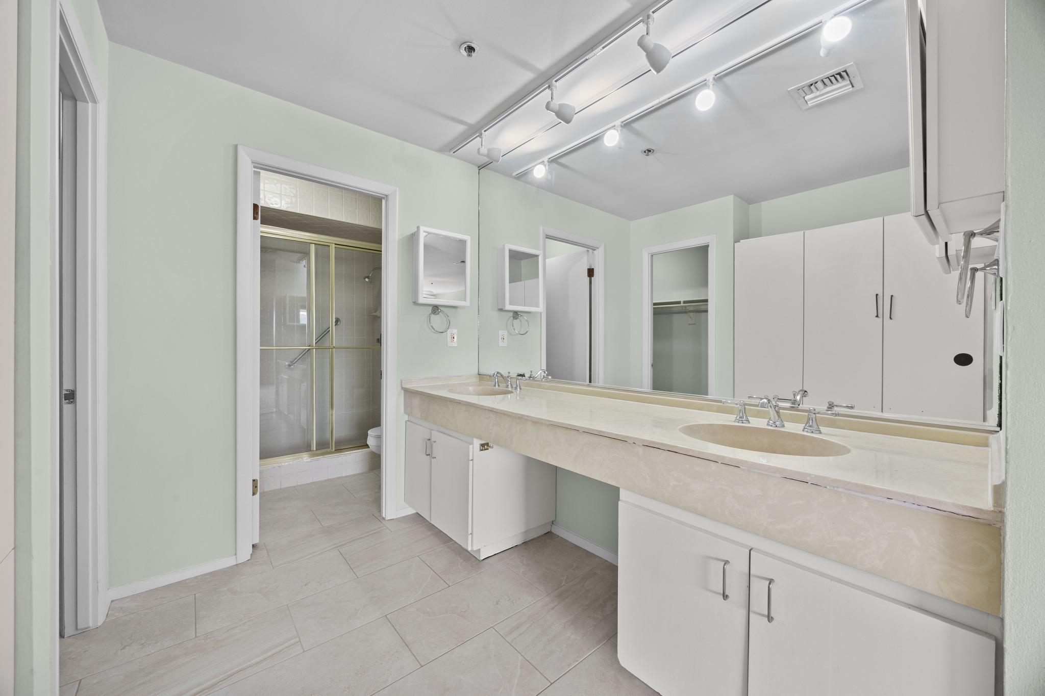 40 N Interstate 35 Highway Unit: 8C4