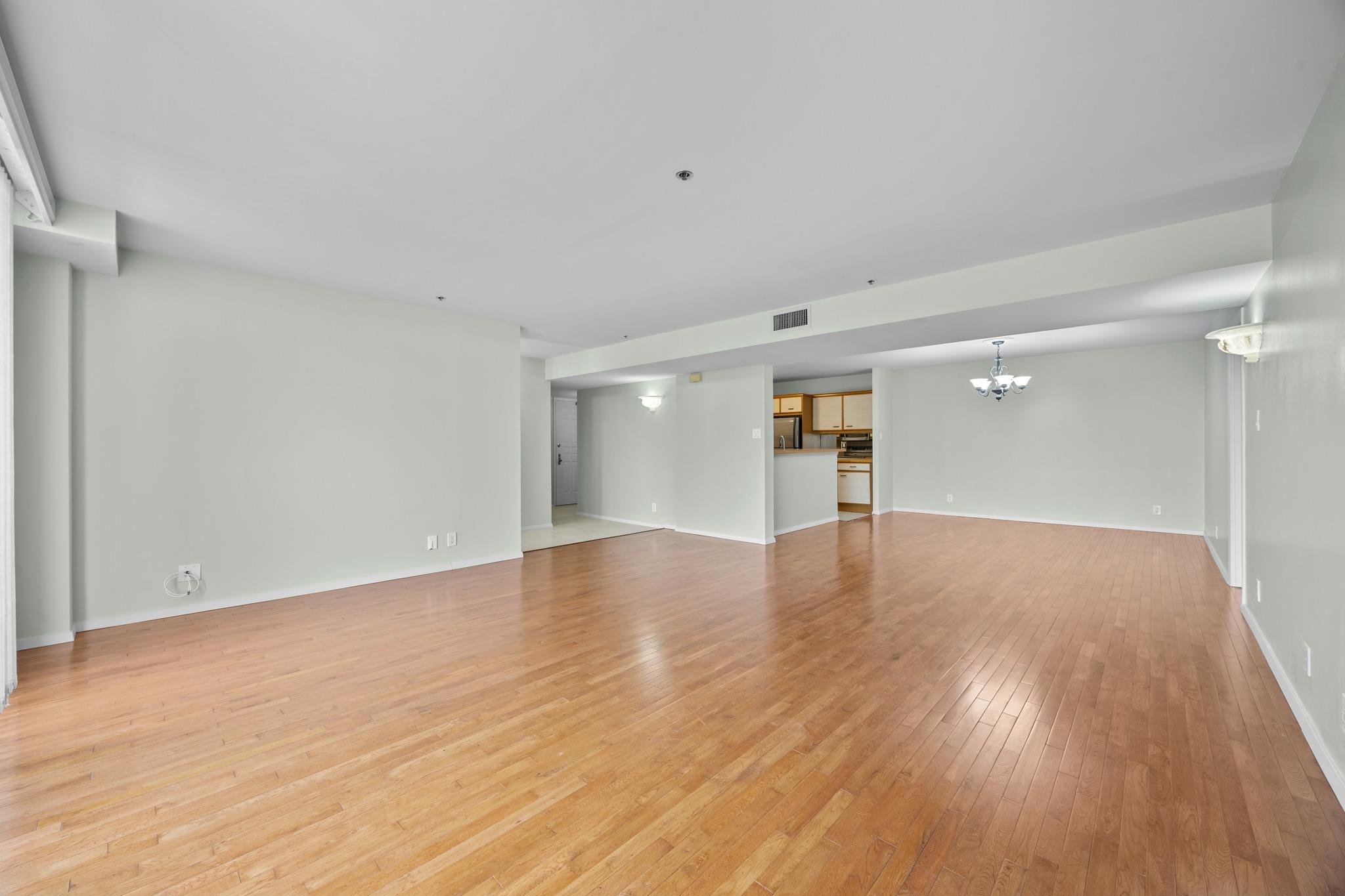 40 N Interstate 35 Highway Unit: 8C4