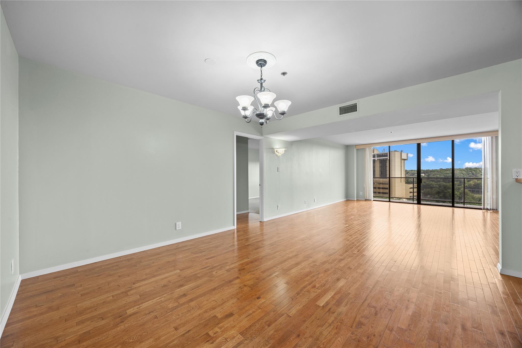 40 N Interstate 35 Highway Unit: 8C4